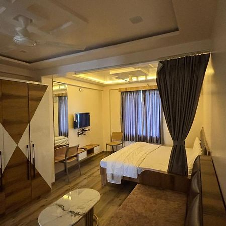 Royal Pure Veg Restaurant And Lodging Hotel Ambegaon ภายนอก รูปภาพ